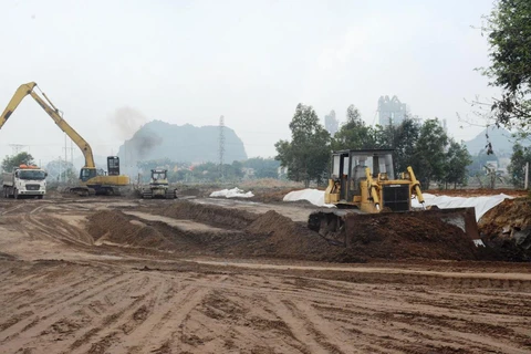 Một số dự án cao tốc Bắc-Nam đang thiếu nguồn vật liệu đất đắp dẫn tới ảnh hưởng tiến độ thi công của nhà thầu. (Ảnh: Việt Hùng/Vietnam+)