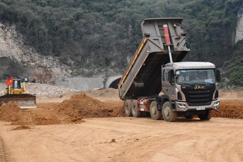 Nguồn vật liệu xây dựng khan hiếm và bị đẩy giá lên cao đã ảnh hưởng tới tiến độ thi công của nhiều dự án cao tốc Bắc-Nam. (Ảnh: Việt Hùng/Vietnam+)