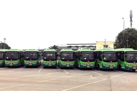 Phương tiện xe buýt mới 30 chỗ được phía Tổng công ty Vận tải Hà Nội vận hành cho 3 tuyến buýt mới mở. (Ảnh: CTV/Vietnam+)