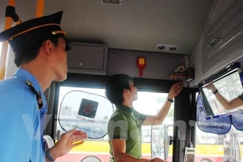 Thanh tra giao thông kiểm tra thiết bị hộp đen được lắp đặt trên xe khách. (Ảnh: Việt Hùng/Vietnam+)