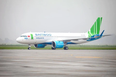 Bamboo Airways đón thêm chiếc Airbus A320neo xuất xưởng từ nhà máy Airbus đáp xuống đường băng sân bay quốc tế Nội Bài. (Ảnh: CTV/Vietnam+)