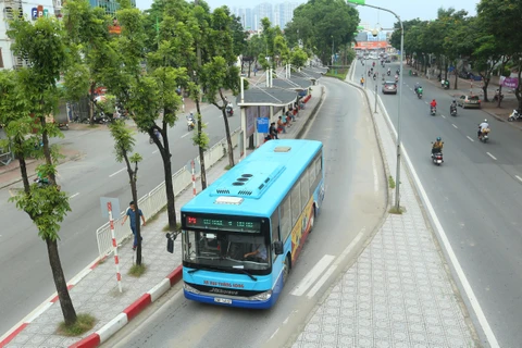 Xe buýt Hà Nội đã tăng cường phương tiện và tần suất hoạt động. (Ảnh: Huy Hùng/Vietnam+)