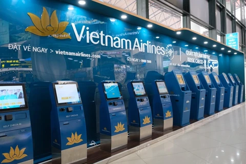 Hành khách có thể làm thủ tục trực tuyến tại các Kiosk check-in của hãng hàng không Vietnam Airlines. (Ảnh: CTV/Vietnam+)