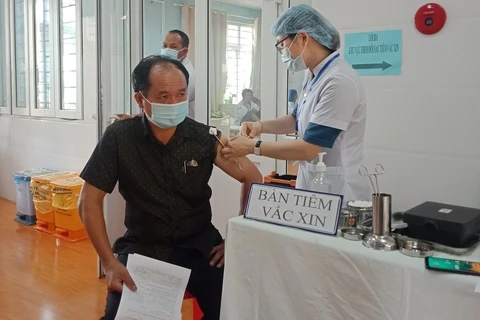 Cán bộ, công nhân viên sân bay tại Tân Sơn Nhất và Pleiku đã được tiêm vaccine phòng COVID-19. (Ảnh: CTV/Vietnam+)