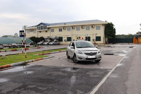 Học viên thi sát hạch lái xe sa hình tại một Trung tâm sát hạch lái xe. (Ảnh: Việt Hùng/Vietnam+)