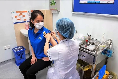 Vietnam Airlines là hãng bay đầu tiên tiêm vaccine COVID-19 cho phi công, tiếp viên. (Ảnh: CTV/Vietnam+)