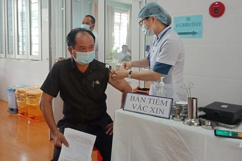 Cán bộ, công nhân viên sân bay tại đã được tiêm vaccine phòng COVID-19. (Ảnh: CTV/Vietnam+)