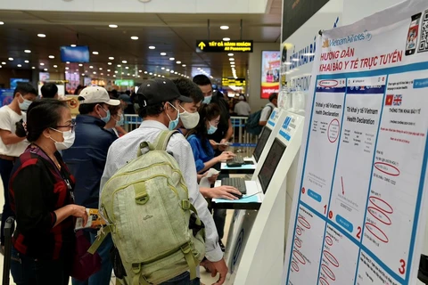 Hành khách khai báo y tế tại sân bay Nội Bài. (Ảnh: CTV/Vietnam+)