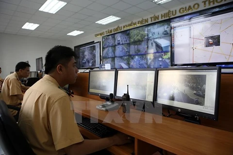 Lực lượng Cảnh sát giao thông kiểm tra các phương tiện vi phạm trật tự an toàn giao thông qua hệ thống Camera giám sát thông minh. (Ảnh: Huy Hùng/TTXVN)