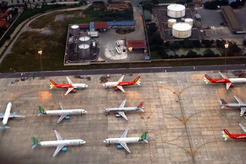 Máy bay nằm sân do ảnh hưởng của dịch COVID-19 tại sân bay Nội Bài. (Ảnh: Huy Hùng/TTXVN)