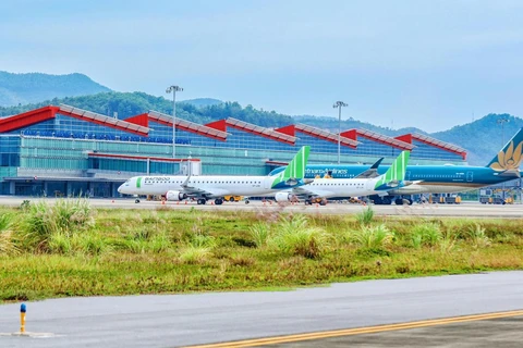 Máy bay của các hãng hàng không tại sân bay Vân Đồng, Quảng Ninh. (Ảnh: CTV/Vietnam+)