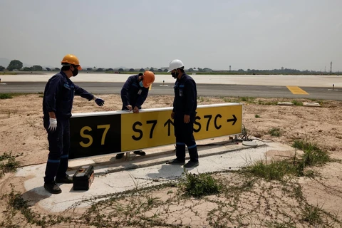 Nhân viên làm việc tại sân bay Nội Bài dưới nền nhiệt độ tại đường cất hạ cánh Nội Bài ngay đợt nắng nóng mùa Hè lên tới 61 độ C. (Ảnh: CTV/Vietnam+)
