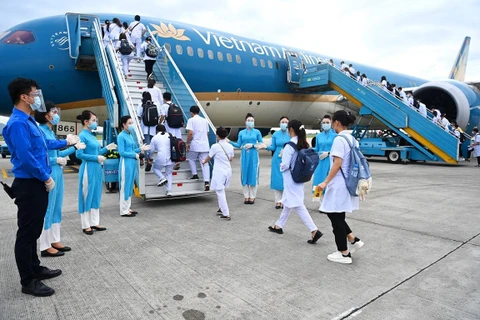 Vietnam Airlines bố trí chuyến bay riêng chở 300 lực lượng y tế vào chi viện chống dịch cho Thành phố Hồ Chí Minh. (Ảnh: CTV/Vietnam+)
