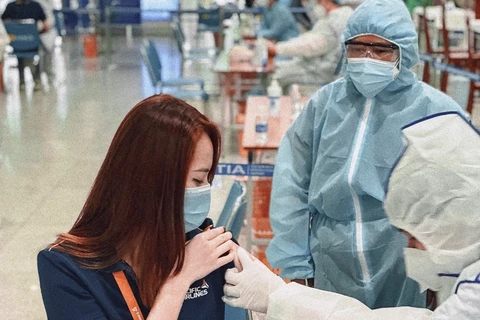 Nhân viên của hãng hàng không Pacific Airlines được tiêm vaccine COVID-19. (Ảnh: CTV/Vietnam+)
