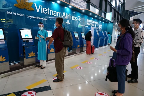 Hành khách có thể tự làm thủ tục trực tuyến tại quầy kiosk được Vietnam Airlines triển khai tại 6 sân bay nội địa nhằm giảm tiếp xúc trong dịch COVID-19. (Ảnh: CTV/Vietnam+)