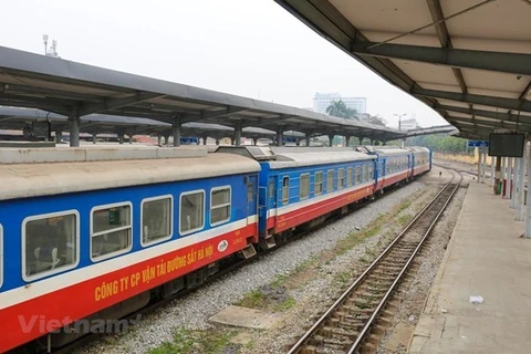Đoàn tàu của Tổng công ty Đường sắt Việt Nam dừng đón, trả khách tại một nhà ga. (Ảnh: Minh Sơn/Vietnam+)