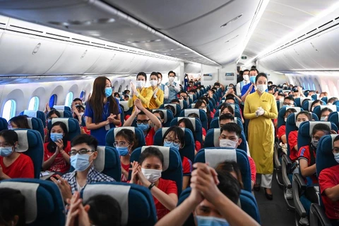 Chuyến bay của Vietnam Airlines đưa 350 cán bộ, giảng viên và sinh viên Y khoa vào Bình Dương chống dịch. (Ảnh: CTV/Vietnam+)