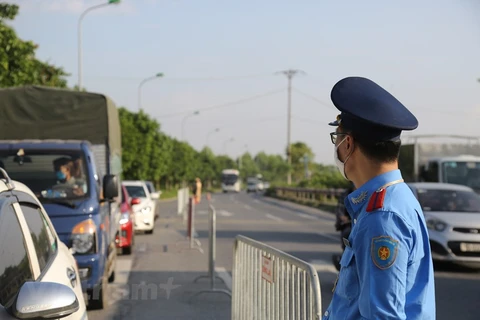 Một chốt kiểm soát phương tiện và lái xe vào thành phố. (Ảnh: Hiển Nguyễn/Vietnam+)