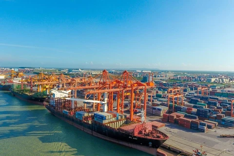 Hàng hóa thông qua các cảng biển Việt Nam vẫn giữa sự tăng trưởng ổn định dù có dịch COVID-19. (Ảnh: CTV/Vietnam+)