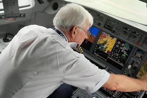 Phi công của hãng hàng không sẽ phải vượt qua bài kiểm tra năng lực sau khi quay trở lại điều khiển tàu bay do ảnh hưởng của dịch COVID-19. (Ảnh: Việt Hùng/Vietnam+)