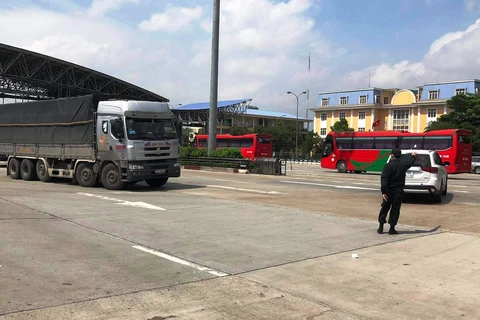 Chốt kiểm soát dịch COVID-19 đối với người và phương tiện ra vào thành phố Hà Nội. (Ảnh: CTV/Vietnam+)