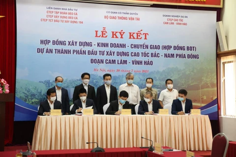 Bộ Giao thông Vận tải ký kết với liên danh nhà đầu tư dự án cao tốc Cam Lâm-Vĩnh Hảo. (Ảnh: CTV/Vietnam+)