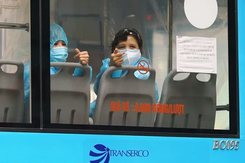 Xe buýt Hà Nội đưa các công dân F1 về các khu cách ly tập trung theo đúng quy định. (Ảnh: CTV/Vietnam+)