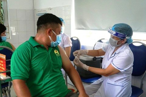Đội ngũ lái xe của taxi Mai Linh tham gia phòng, chống dịch COVID-19 được tiêm vaccine. (Ảnh: CTV/Vietnam+)