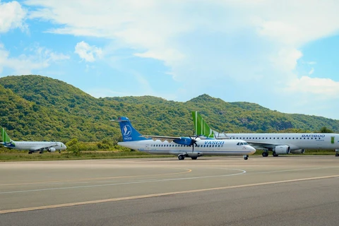 Máy bay của các hãng hàng không Bamboo Airways và VASCO tại sân bay Côn Đảo. (Ảnh: CTV/Vietnam+)