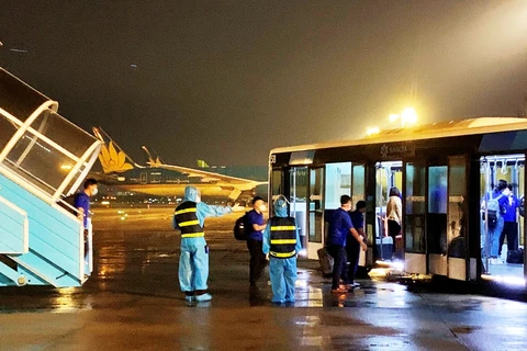 Tàu bay của hãng hàng không Vietnam Airlines vận chuyển các y bác sỹ hạ cánh tại sân bay Tân Sơn Nhất. (Ảnh: CTV/Vietnam+)