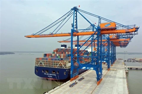 Một tàu container vào trả hàng tại bến cảng ở nước ta. (Ảnh: TTXVN phát)