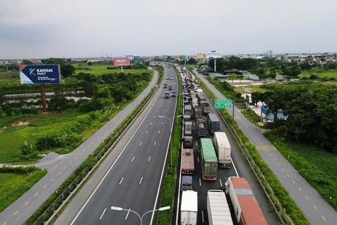 Phương tiện xếp hàng kéo dài để qua chốt kiểm soát dịch trên cao tốc Pháp Vân-Cầu Giẽ. (Ảnh: CTV/Vietnam+)