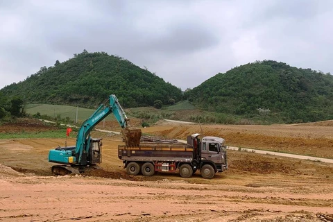 Một số dự án cao tốc Bắc-Nam đang thiếu hụt vật liệu đất đắp nền đường và nếu không tháo gỡ sẽ dẫn đến chậm tiến độ. (Ảnh: Việt Hùng/Vietnam+)