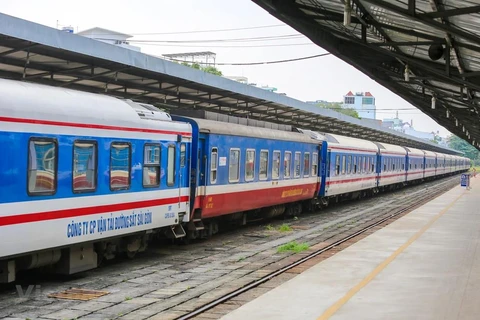 Đoàn tàu của Tổng công ty Đường sắt Việt Nam đang dừng ở một nhà ga đón trả khách. (Ảnh: Minh Sơn/Vietnam+)