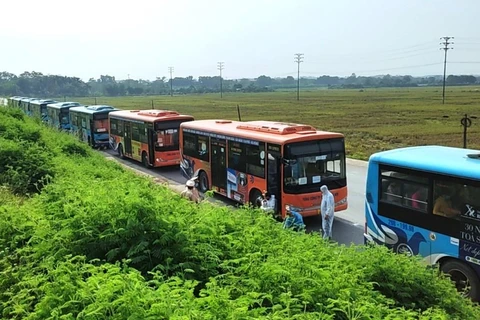 Đoàn xe buýt của Transerco tại khu vực chốt kiểm soát dịch số 1 Pháp Vân-Cầu Giẽ đã hỗ trợ đưa khoảng 1.900 người dân về quê. (Ảnh: CTV/Vietnam+)