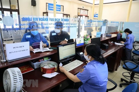 Ga Hà Nội mở bán vé trở lại phục vụ khách từ 8h sáng 12/10, khá nhiều người dân biết thông tin đã đến mua vé. (Ảnh: Thành Đạt/TTXVN)