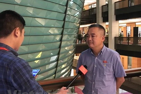 Đại biểu Quốc hội Nguyễn Lân Hiếu trao đổi với phóng viên bên lề Kỳ họp thứ hai, Quốc hội khóa XV. (Ảnh: Xuân Quảng/Vietnam+)