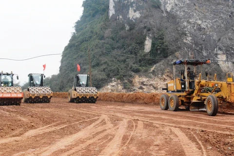 Nhà thầu thi công một đoạn tuyến của dự án cao tốc Bắc-Nam. (Ảnh: Việt Hùng/Vietnam+)