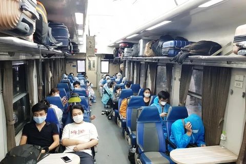 Lượng khách đi tàu hỏa đã bắt đầu giảm dần do hàng không đã được bay lại các tuyến nội địa với giá vé rẻ. (Ảnh: CTV/Vietnam+)