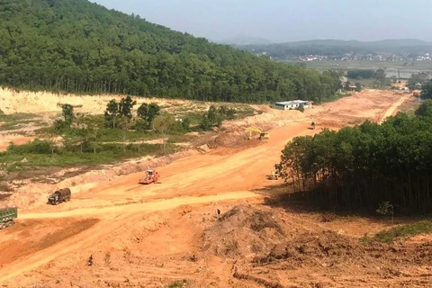 Nhà thầu đang tập trung nhân lực đẩy nhanh thi công đắp đất nền đường cao tốc đoạn Nghi Sơn-Diễn Châu. (Ảnh: CTV/Vietnam+)
