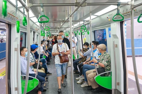 Những hành khách đầu tiên được trải nghiệm hệ thống đường sắt đô thị đầu tiên của Hà Nội. (Ảnh: Minh Sơn/Vietnam+)