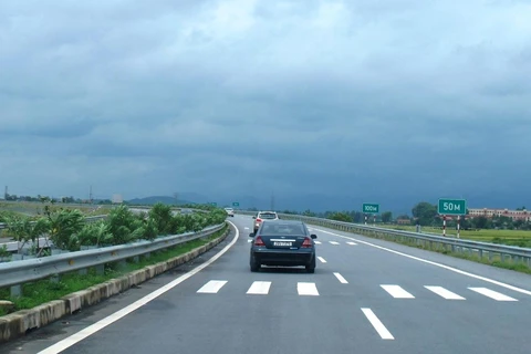 Phương tiện lưu thông trên đoạn tuyến cao tốc được đưa vào khai thác vận hành. (Ảnh: Việt Hùng/Vietnam+)