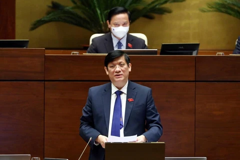 Bộ trưởng Bộ Y tế Nguyễn Thanh Long trả lời các câu hỏi chất vấn của đại biểu Quốc hội. (Ảnh: Phạm Kiên/TTXVN)