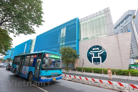 Xe buýt đã được vận hành chạy lại nhưng bị giới hạn về tần suất và số lượng hành khách trên xe. (Ảnh: Minh Sơn/Vietnam+)