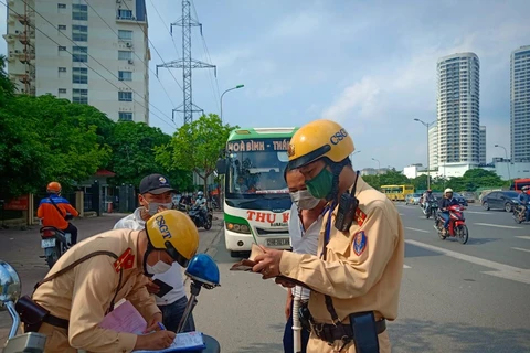 Lực lượng Cảnh sát giao thông xử lý lái xe khách vi phạm Luật Giao thông đường bộ. (Ảnh: Việt Hùng/Vietnam+)