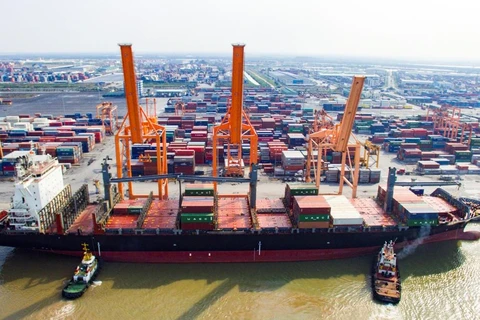 Hệ thống cảng biển Việt Nam đã được đầu tư đồng bộ về cơ sở hạ tầng nên sản lượng hàng hóa và vận tải biển là điểm sáng trong năm 2021 bất chấp dịch COVID-19. (Ảnh: CTV/Vietnam+)