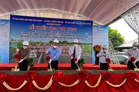 Lãnh đạo Bộ Giao thông Vận tải và 2 tỉnh Hậu Giang, Sóc Trăng tổ chức ra quân thi công dự án cải tạo, nâng cấp Quốc lộ 1A. (Ảnh: CTV/Vietnam+)