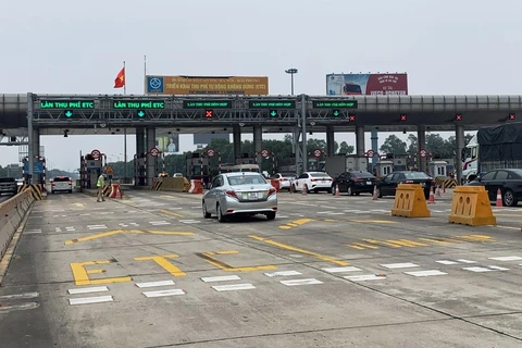 Phương tiện đi vào làn thu phí tự động không dừng tại trạm thu phí đầu tuyến cao tốc Hà Nội-Hải Phòng. (Ảnh: Việt Hùng/Vietnam+)
