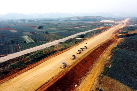 Nhà thầu thi công dự án cao tốc Bắc-Nam đoạn Mai Sơn-Quốc lộ 45. (Ảnh: Huy Hùng/TTXVN)