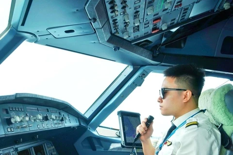 Đối với phi công Lê Xuân Lộc thì Bay Tết là đặc thù riêng trong nghề. (Ảnh: CTV/Vietnam+)